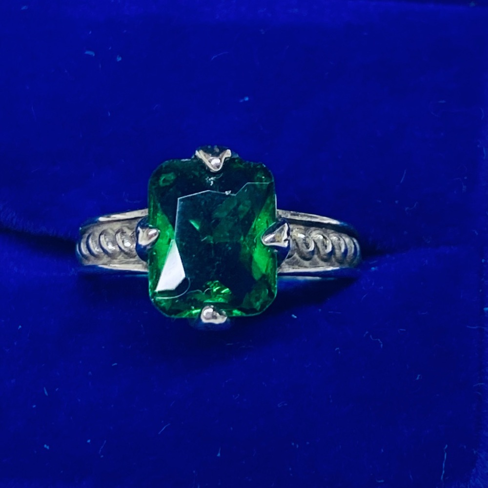 Elegant Estate Green Gemstone Sterling Silver Ring